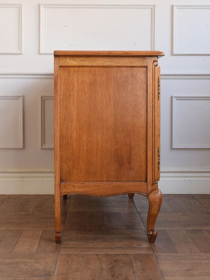 サイドボードの側面