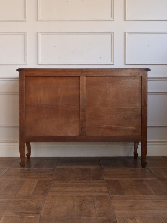 サイドボードの後ろ姿