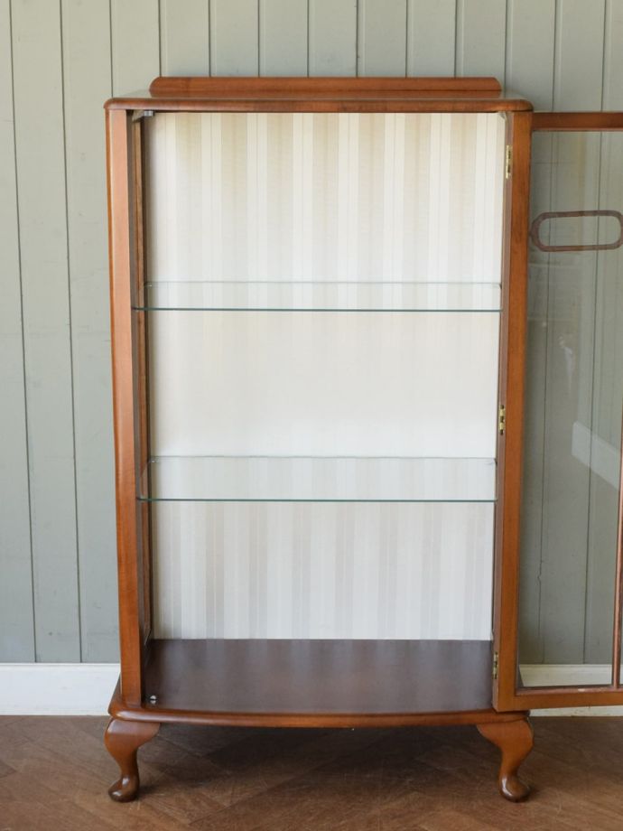 ガラスキャビネットの扉の中