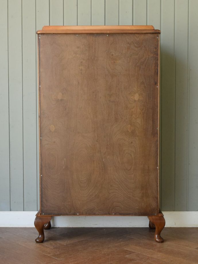 キャビネットの後ろ姿