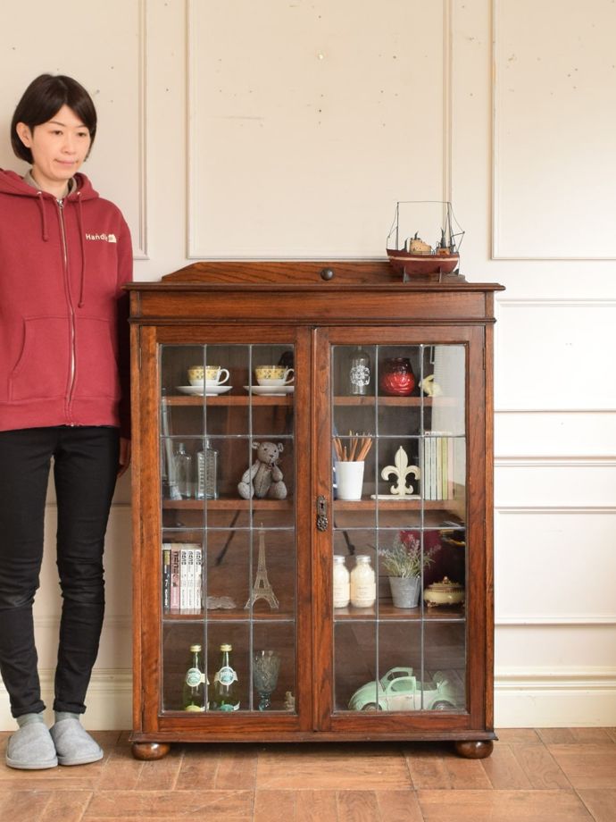 英国アンティークのキャビネット