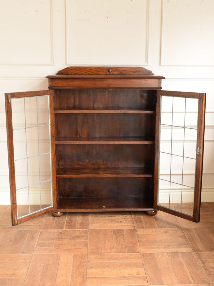 キャビネットの扉の中