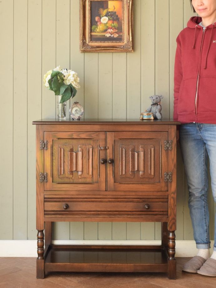 英国アンティークのサイドボード