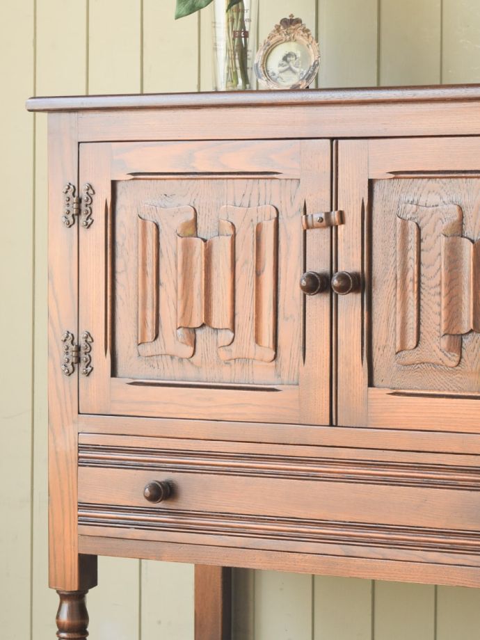 アンティーク家具らしさが漂う装飾