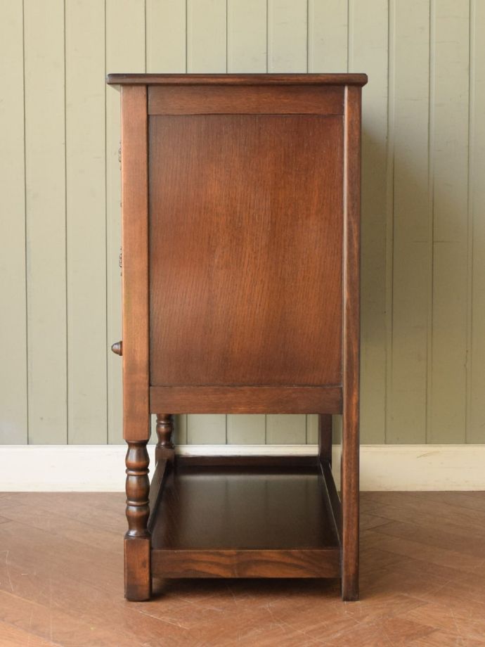 サイドボードの側面