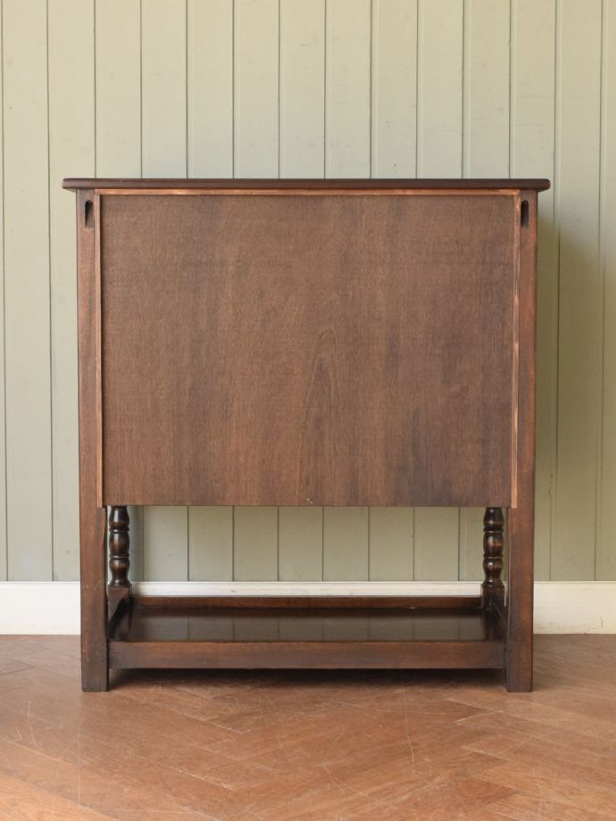 サイドボードの後ろ姿