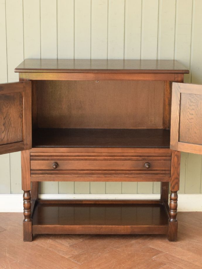 サイドボードの扉の中