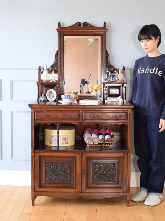 英国アンティークのドレッサー