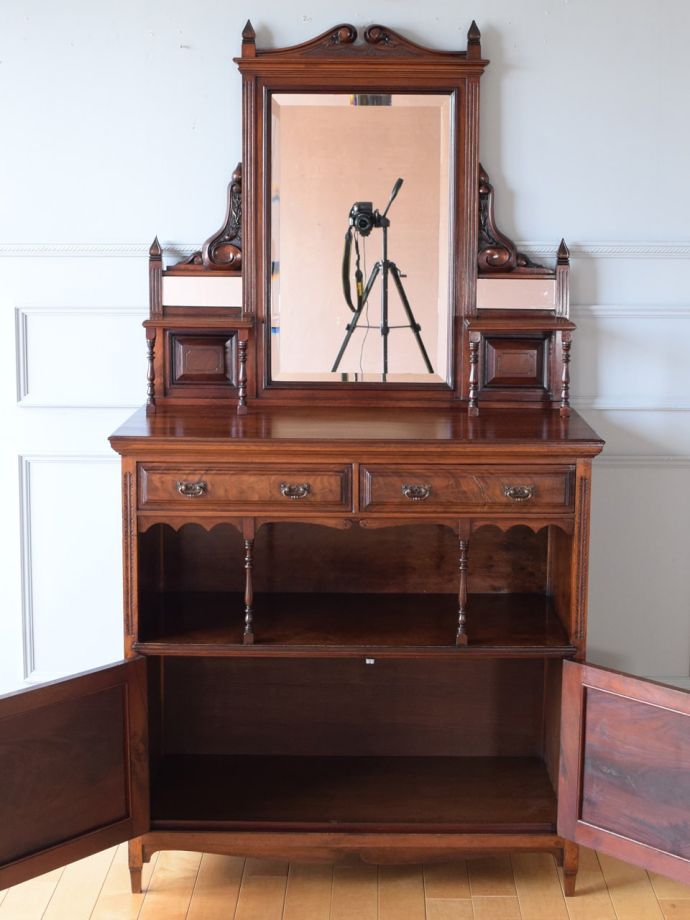 アンティークキャビネットの扉の中