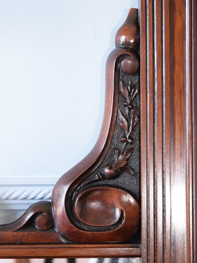 英国アンティーク家具らしい装飾