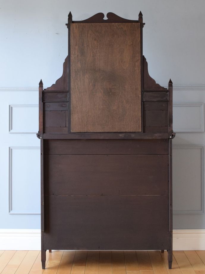 ドレッサーの後ろ姿