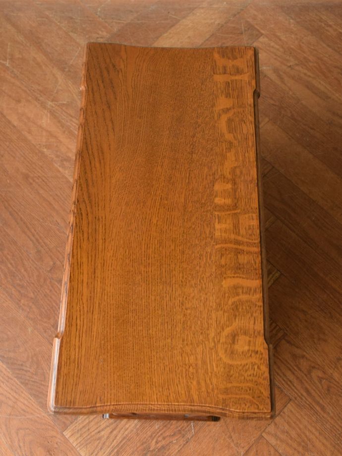 サイドテーブル付きのマガジンラック