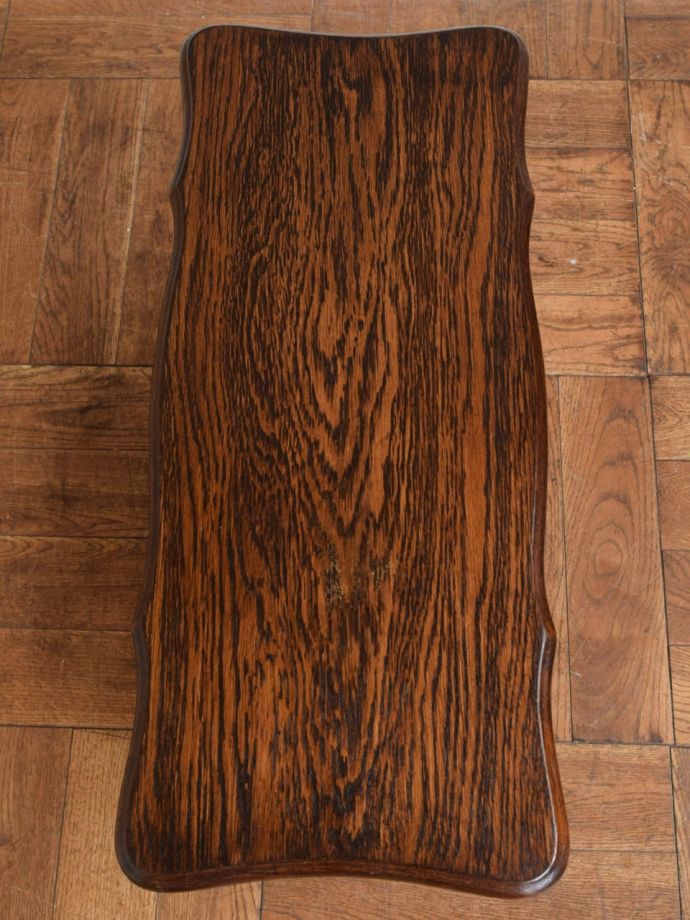 サイドテーブル付きのマガジンラック