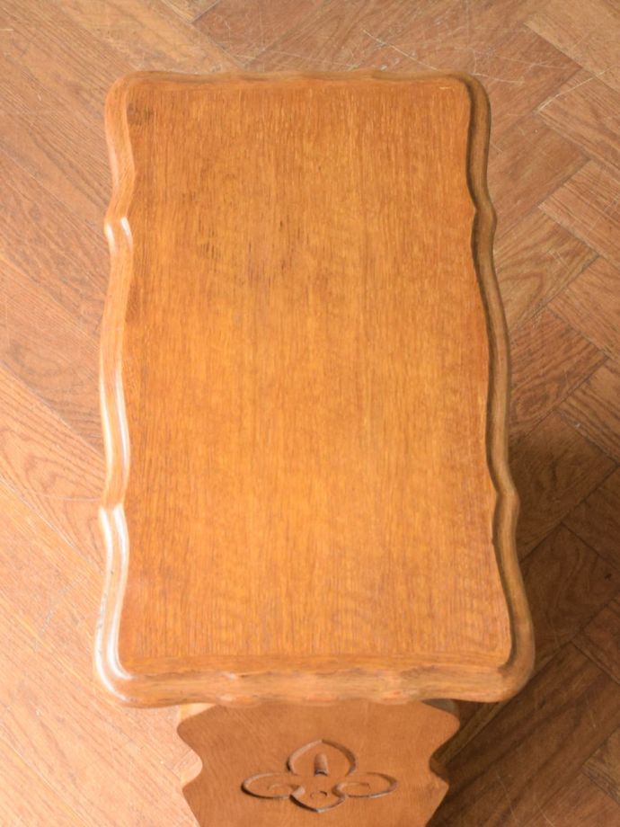 サイドテーブル付きのマガジンラック