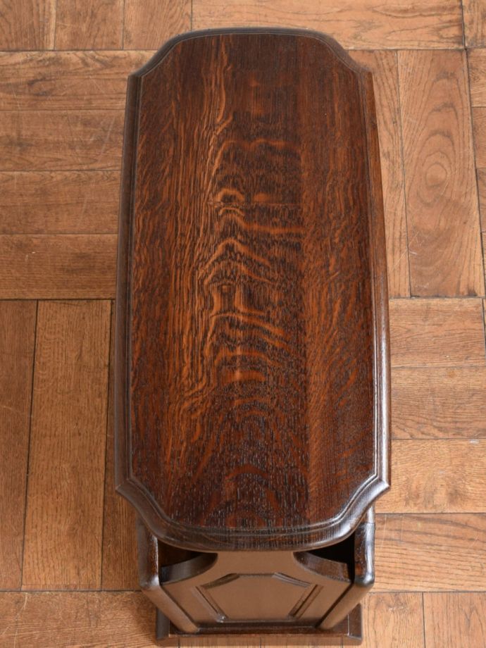 サイドテーブル付きのマガジンラック