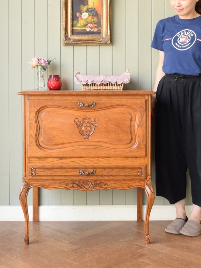 フランスのアンティーク家具、長い猫足が優雅なフラップ扉付きの