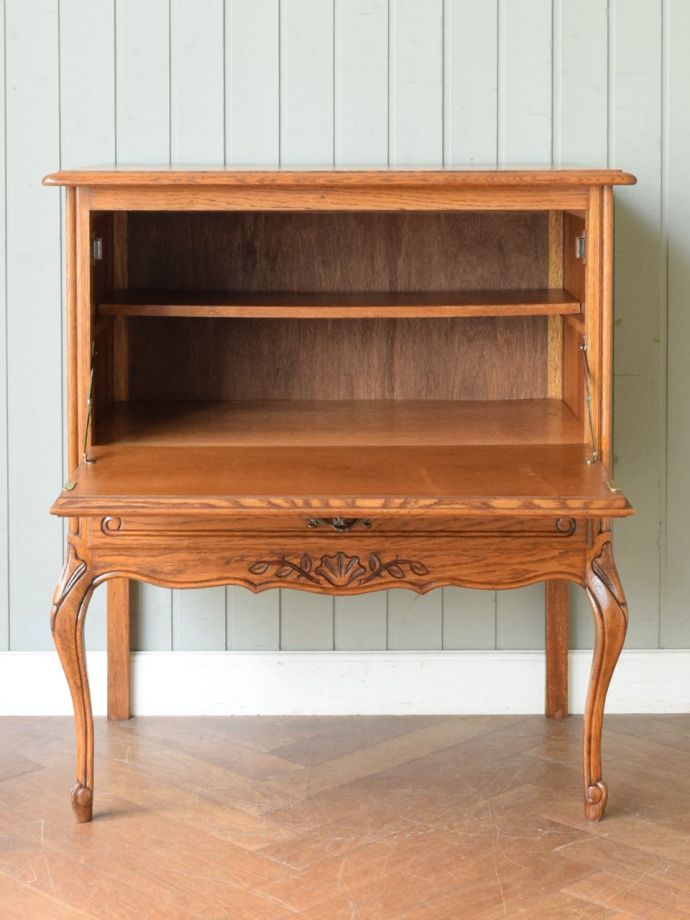 アンティークのサイドボードの扉の中