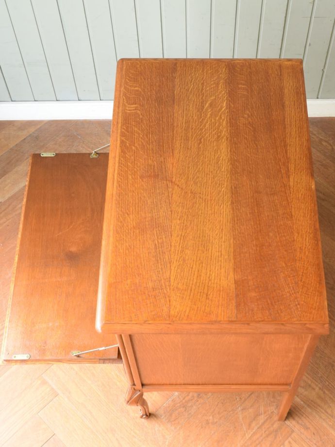 アンティークのサイドボードの天板