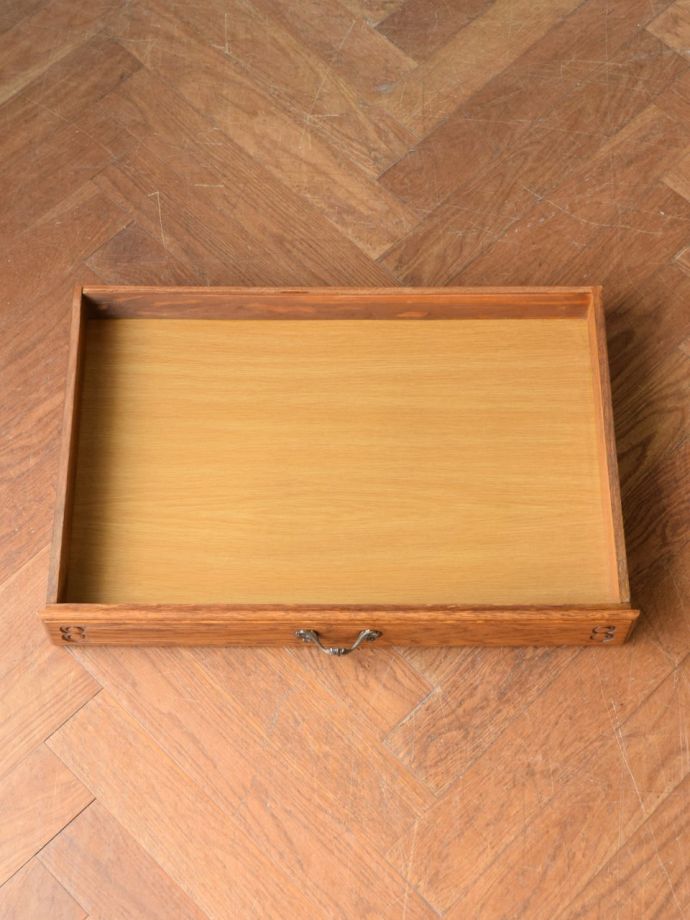 サイドボードの引き出しの中