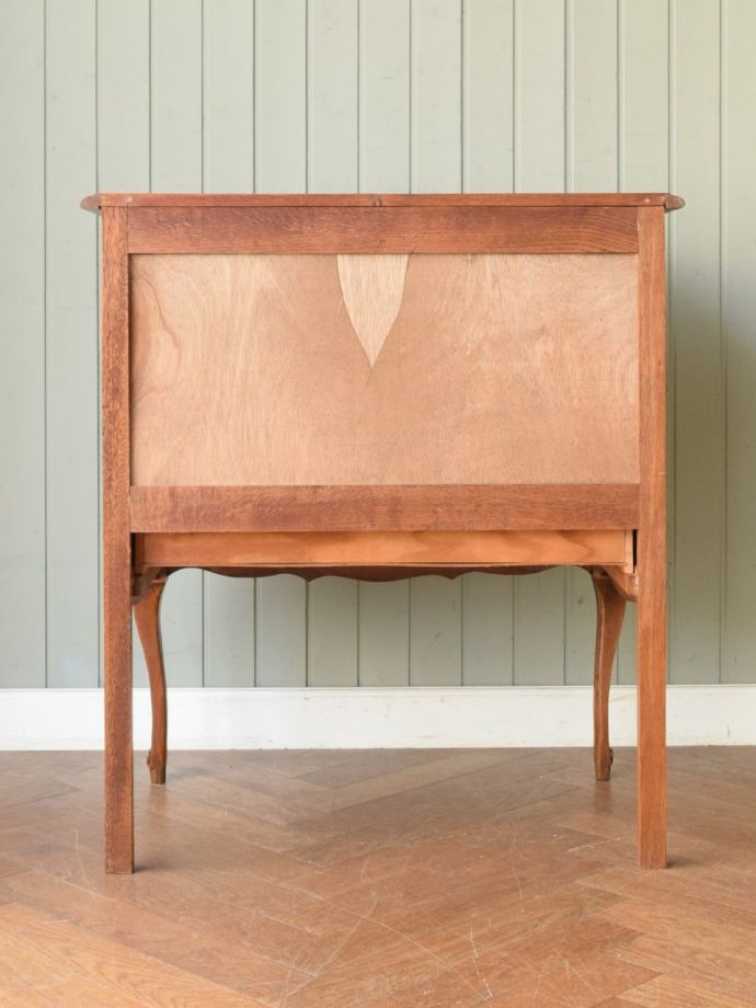 サイドボードの後ろ姿