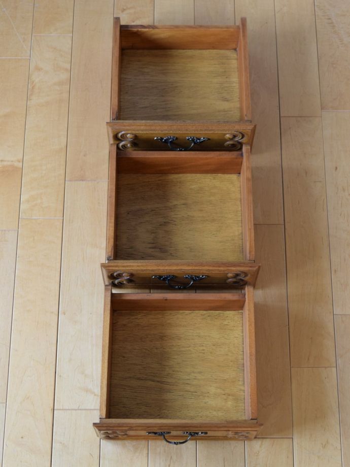 チェストの引き出しの中