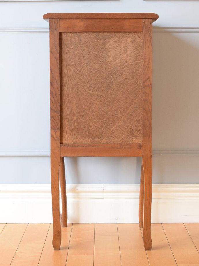 サイドチェストの後ろ姿