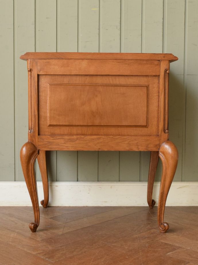 サイドチェストの後ろ姿