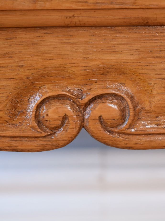 フランスらしい彫り