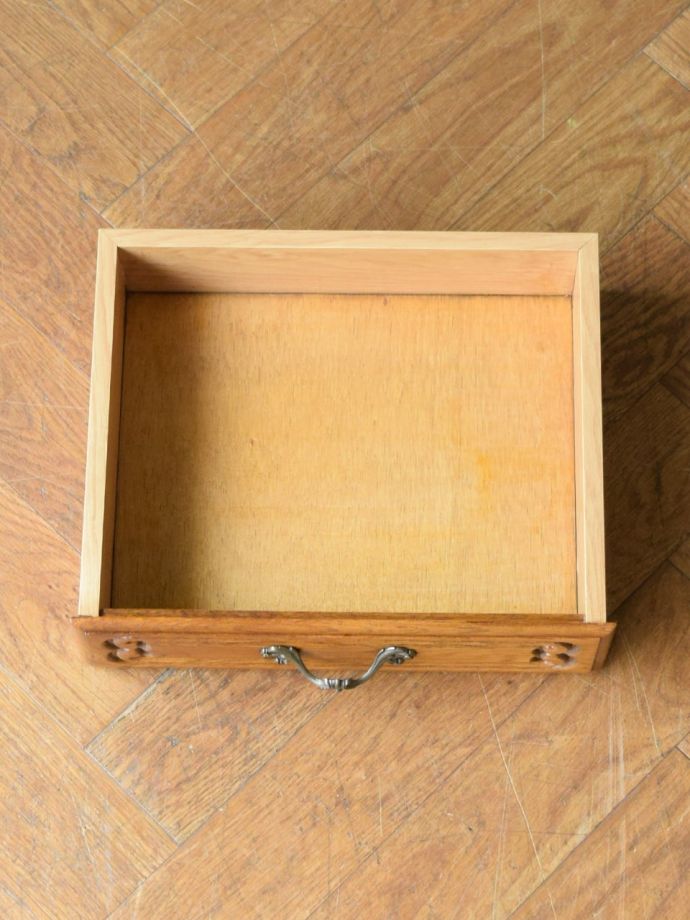 チェストの引き出しの中