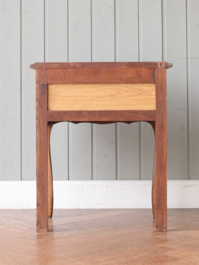 サイドチェストの後ろ姿