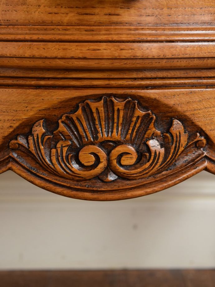 アンティークのチェストの装飾