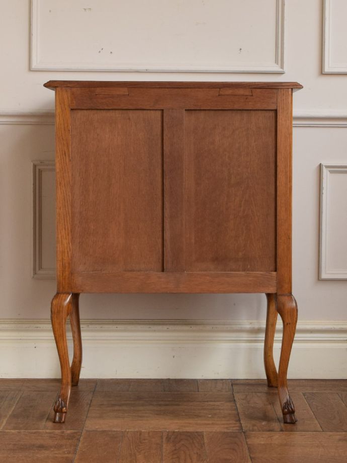 チェストの後ろ姿