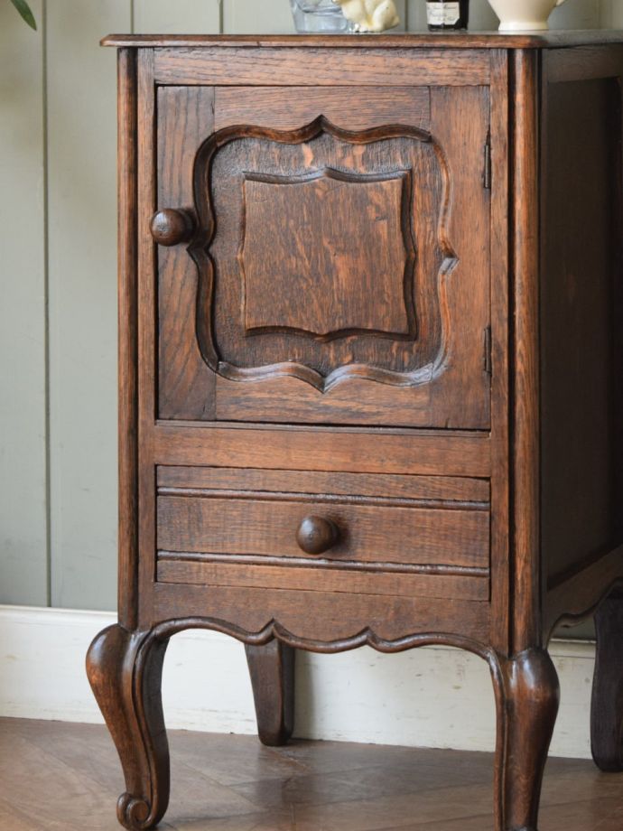 フランスのアンティークらしい美しい彫