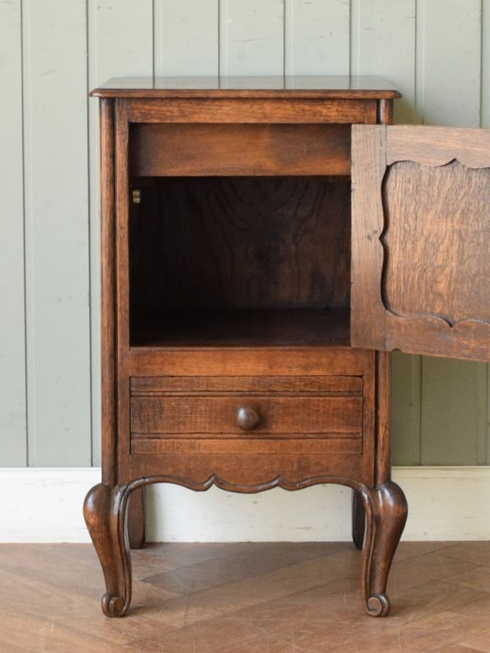 アンティークのサイドキャビネットの扉の中