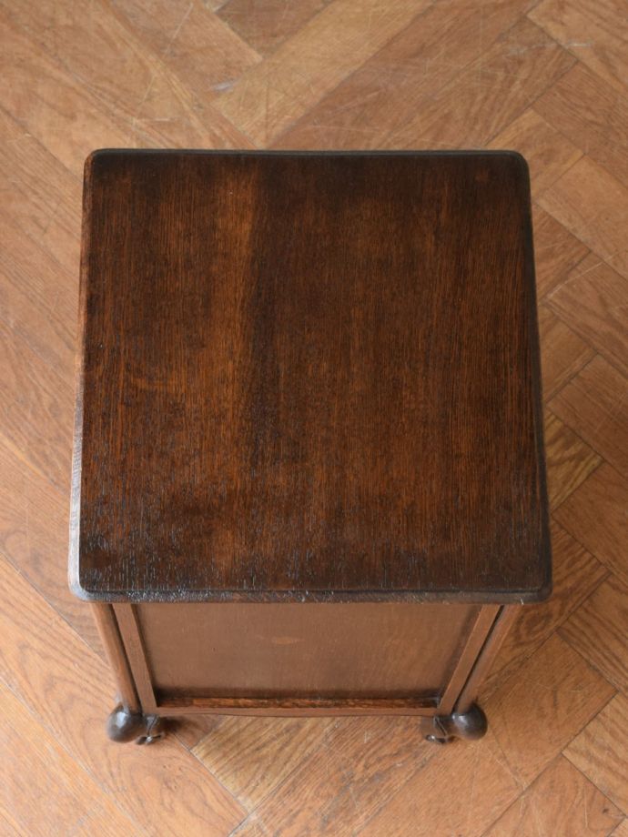 アンティークのサイドキャビネットの天板