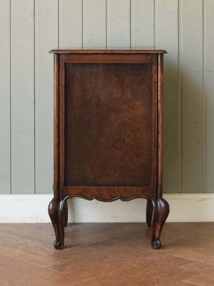 サイドキャビネットの後ろ姿