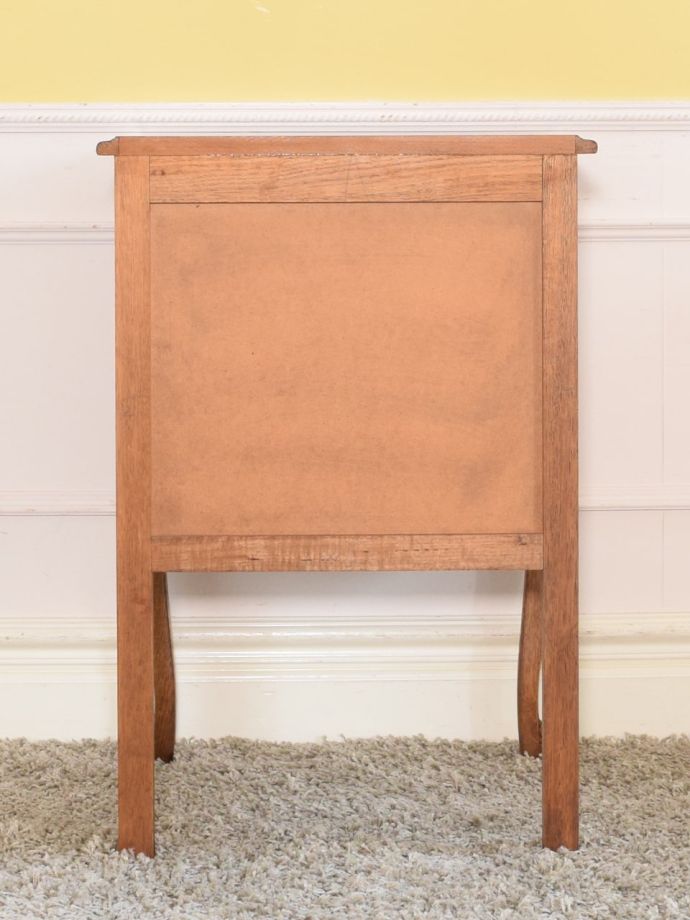 サイドチェストの後ろ姿