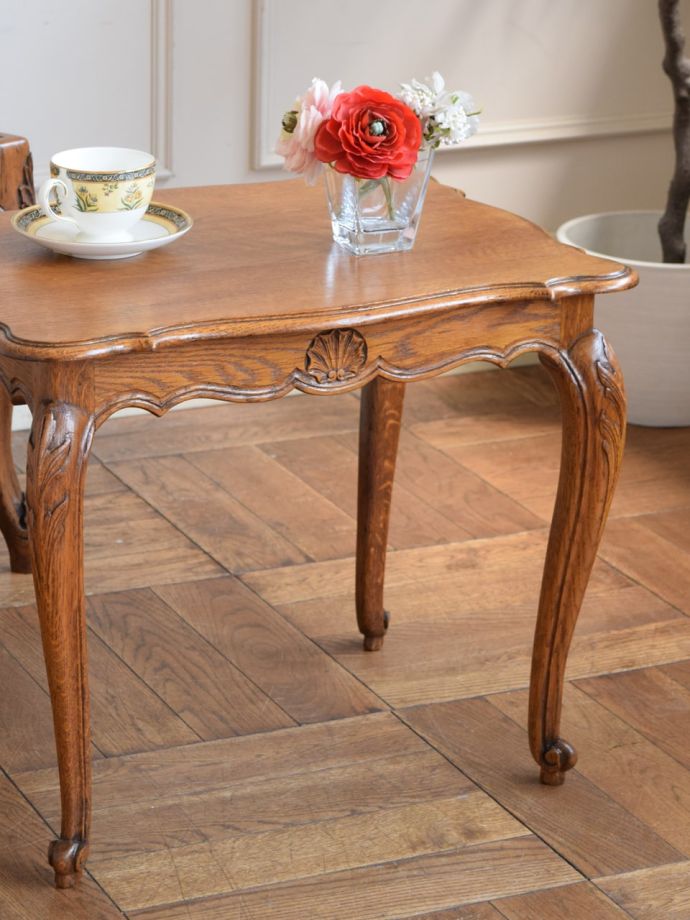 フランスの家具らしい美しいフォルム