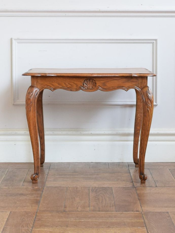 アンティークテーブルの横顔