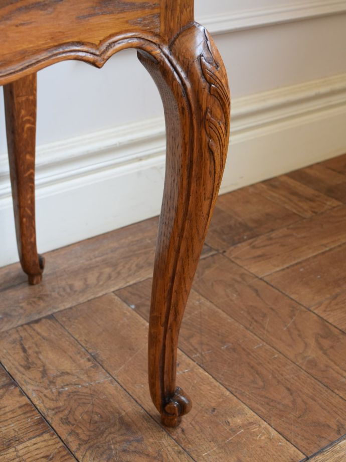 アンティークテーブルの脚