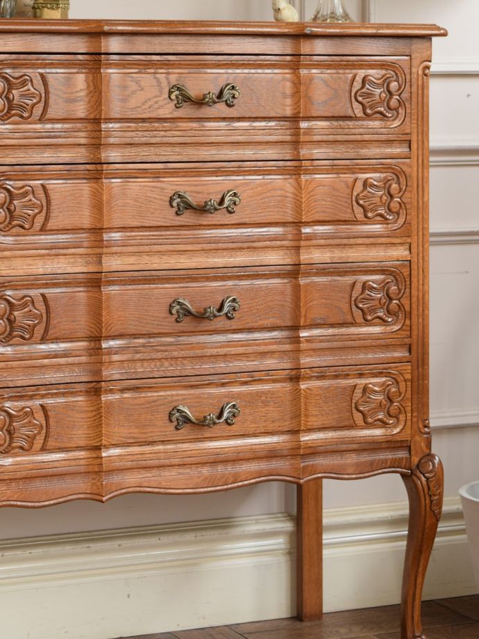 フランスの家具らしい美しいフォルム