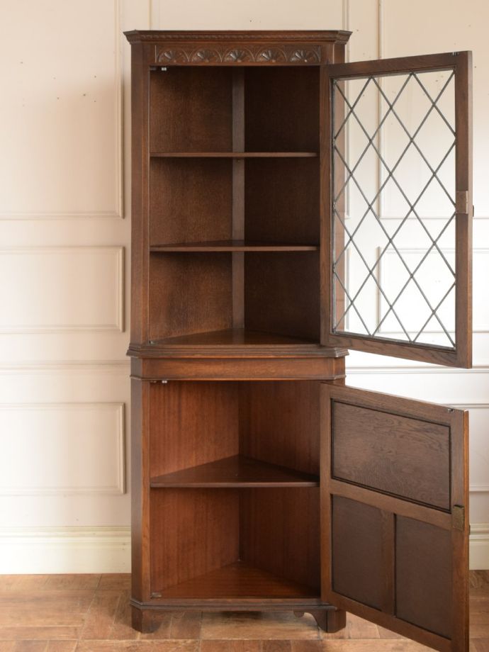 コーナーキャビネットの扉の中