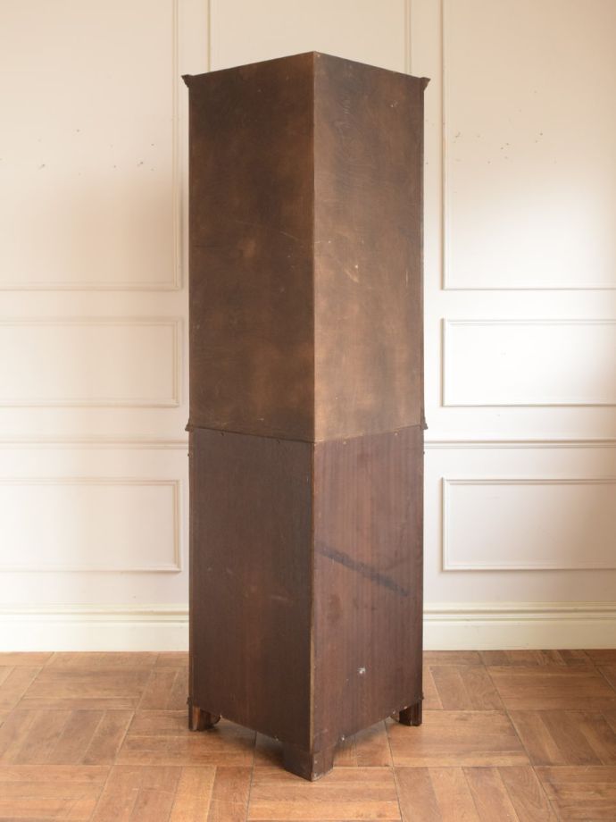 キャビネットの後ろ姿