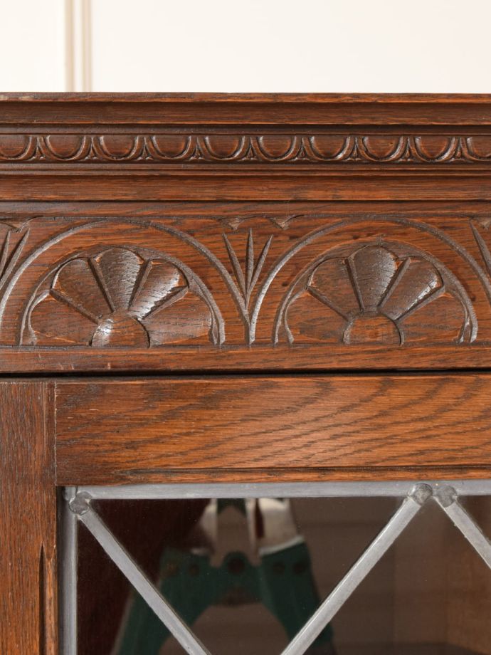 英国アンティーク家具らしい彫