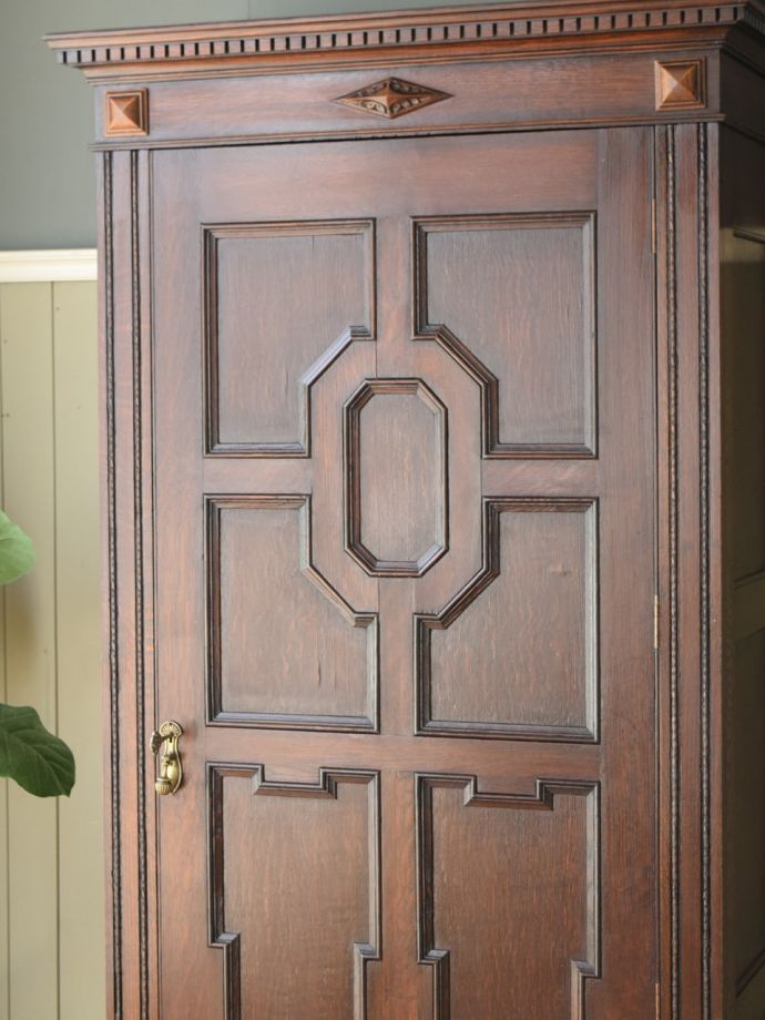 アンティーク家具らしさが漂うワードローブ