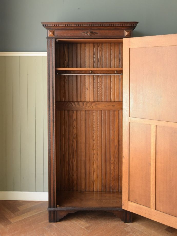 ワードローブの扉の中