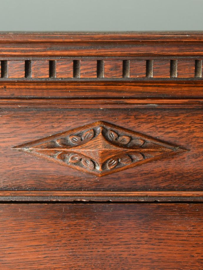 英国アンティーク家具らしい装飾