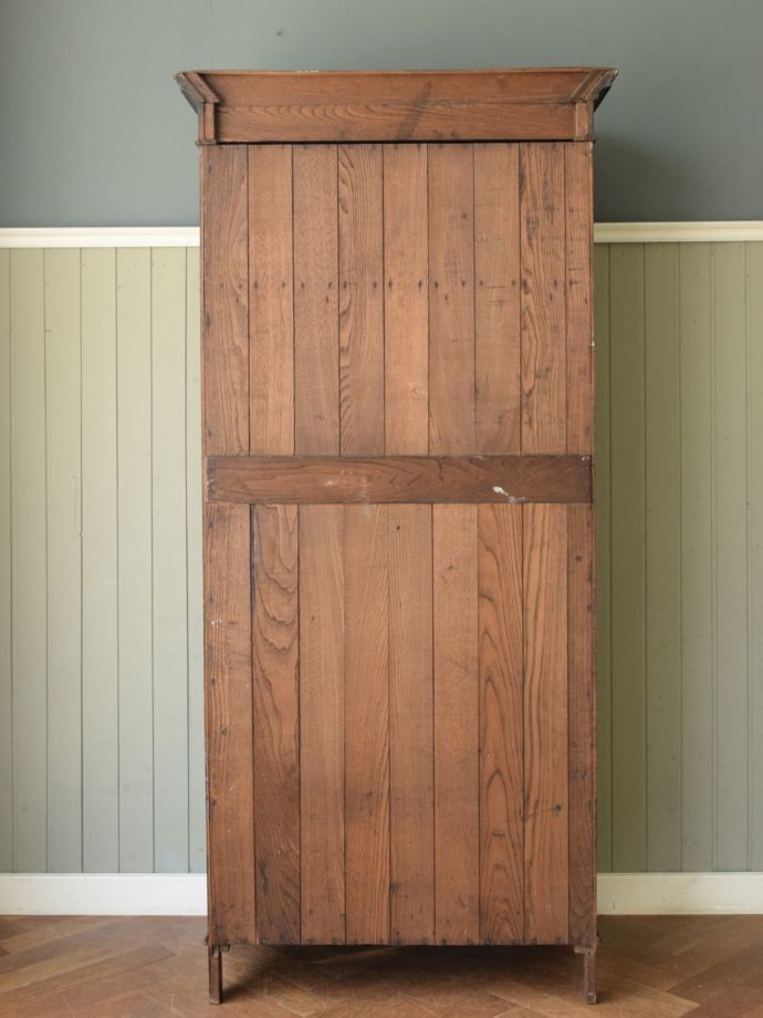 ワードローブの後ろ姿