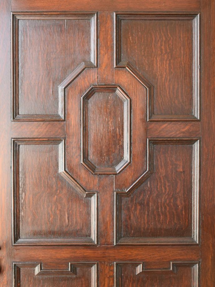 英国アンティーク家具らしい彫