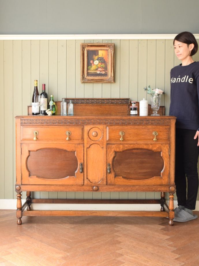 英国アンティークのサイドボード
